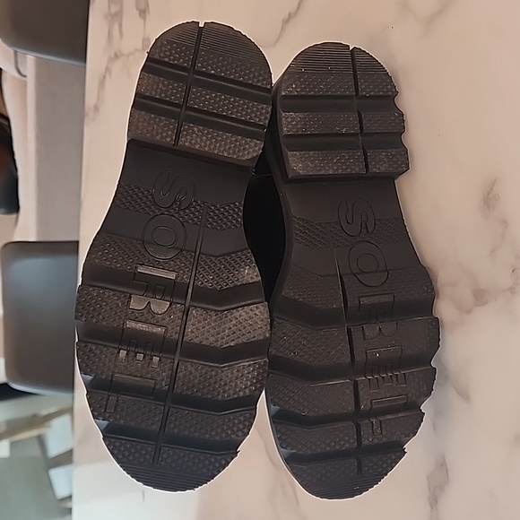 Black Shearling-Lined Women's Boots - Picture 3 of 4